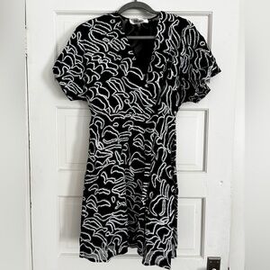 Diane Von Furstenberg Black and White Abstract Mini Dress. Size 2.